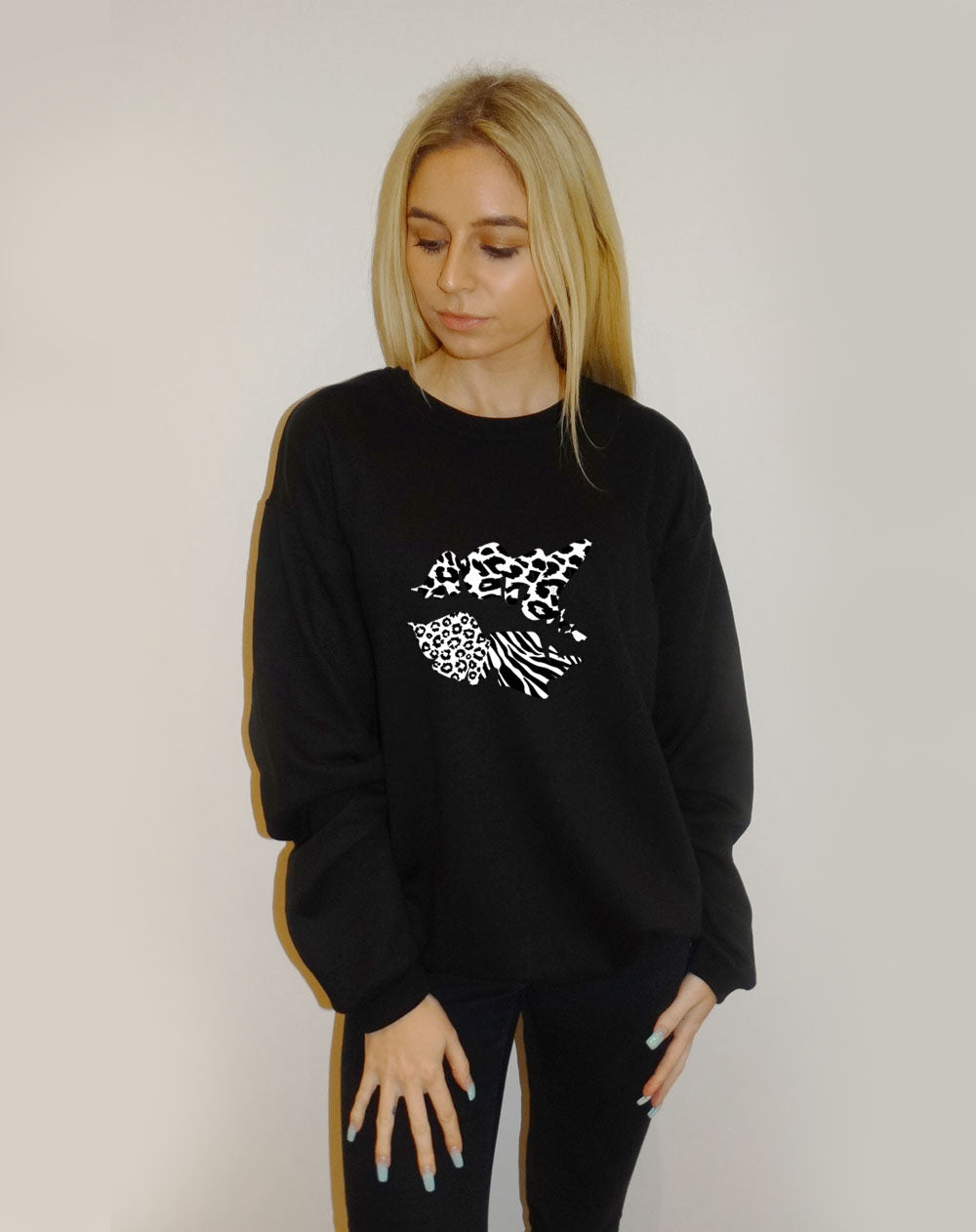 Black Oversized Sweatshirt With  Animal Print Kiss Smudge Motif
