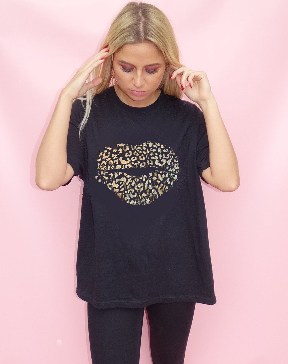 Gold Leopard Outline Kiss Print Tshirt In Black
