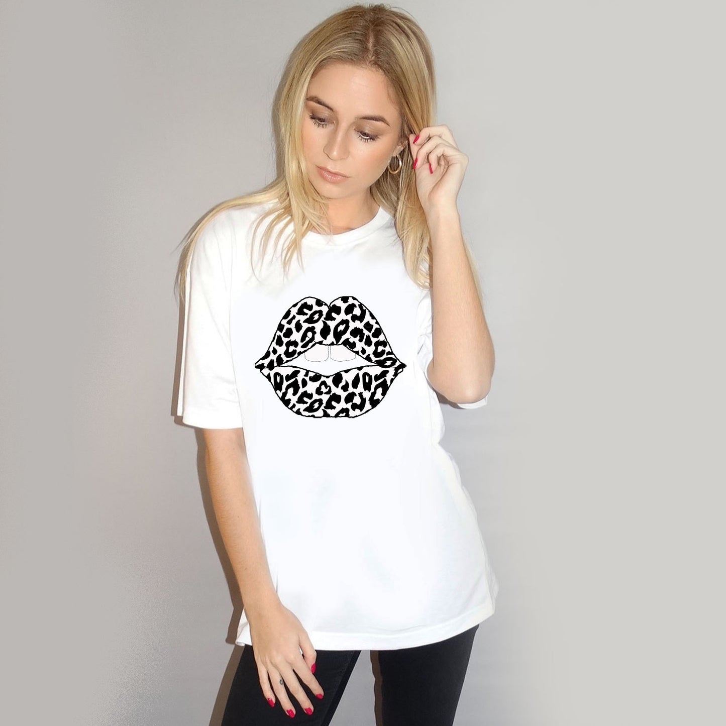 Black and White Leopard Pout Print Tshirt In White