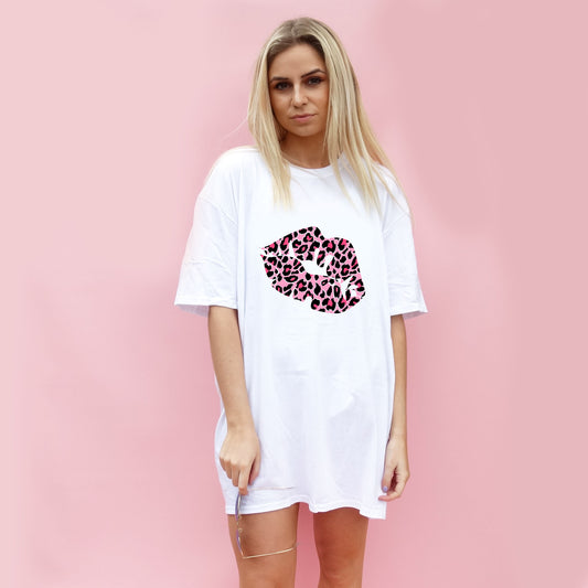 White Oversize T Shirt With Pink And Rose Leopard Lip Print